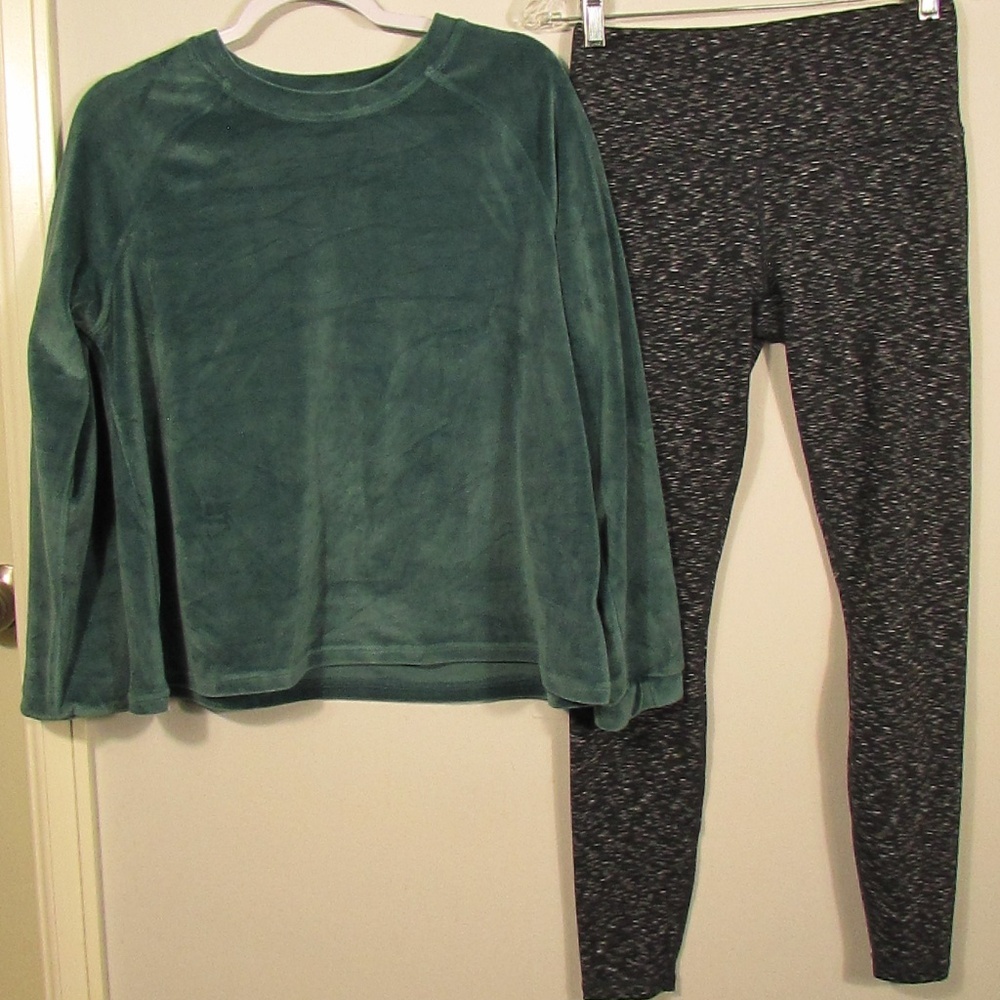 Dip Teal Velvet Top & Black Leggings